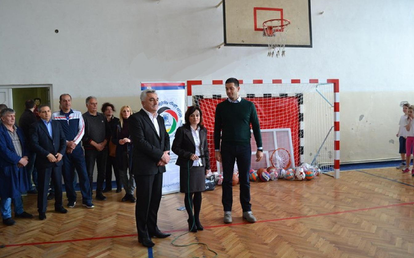 PUNE RUKE VANJE UDOVIČIĆA: Ministar omladine i sporta doneo VREDNU DONACIJU školarcima u Kruševcu!